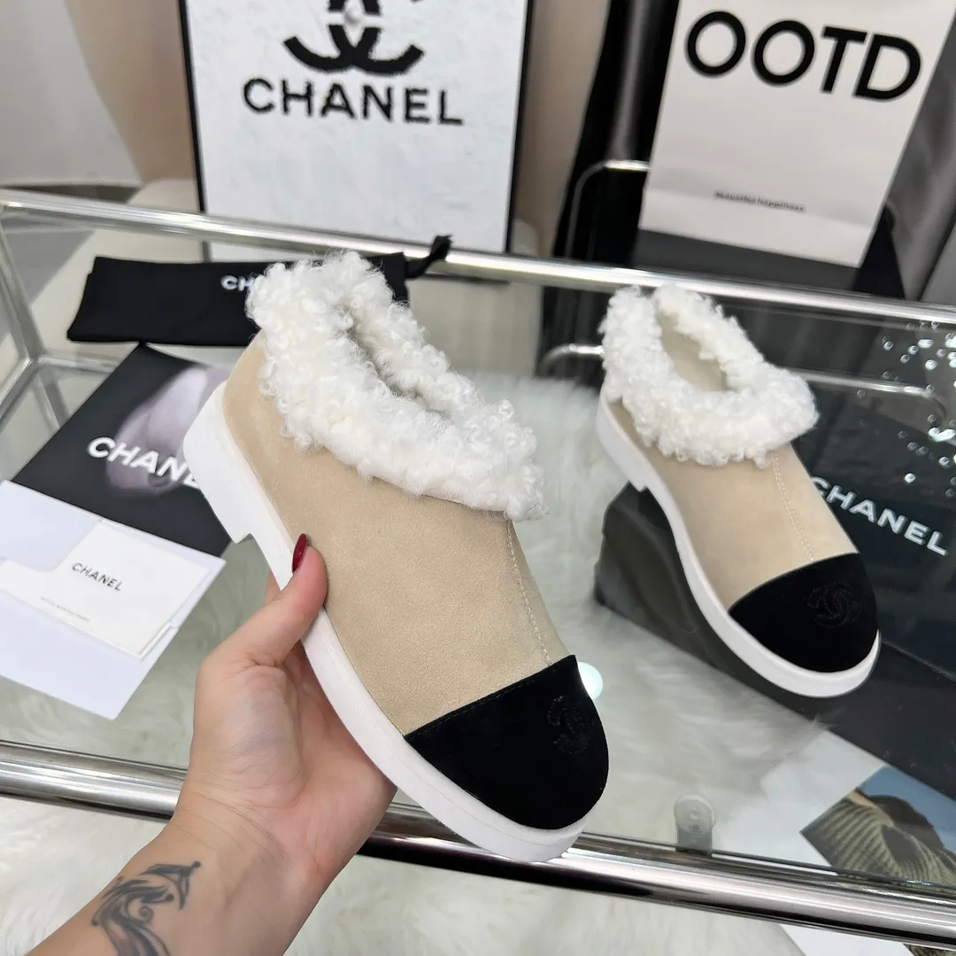 👟👟Ex-factory price 540👟👟 High version of Chanel CHANEL, 🌞🌞🌞Xiaoxiang’s latest 2025 autumn and winter short boots, a must-have item for this autumn and winter season! ! Ms. Chanel loves simple yet irresistible combinations to show her unique style. Mix and match freely to shine⚡Follow Grandma’s fashion steps! ! ! The top-notch craftsmanship and texture are perfectly presented. No matter any details, you can compare them with the counters. The best quality products can be entered and exited from the counters at will! ! ❶Material: imported cowhide/cow suede/wool ❷Lining: sheepskin lining ❸Feet: sheepskin ❹Outsole: original molded sole ❺Heel height: 3cm ❻Number of yards: 35-40 (40 and 41 are customized and non-refundable)